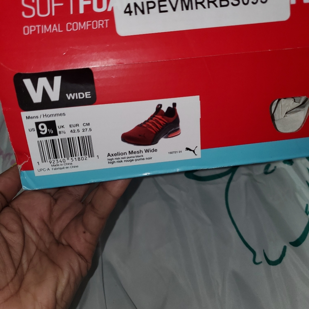Athletic shoes